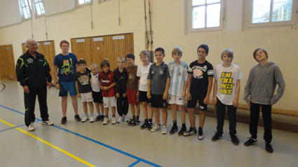 Die Tischtennis Kinder- und Jugendabteilung mit ihrem Trainer